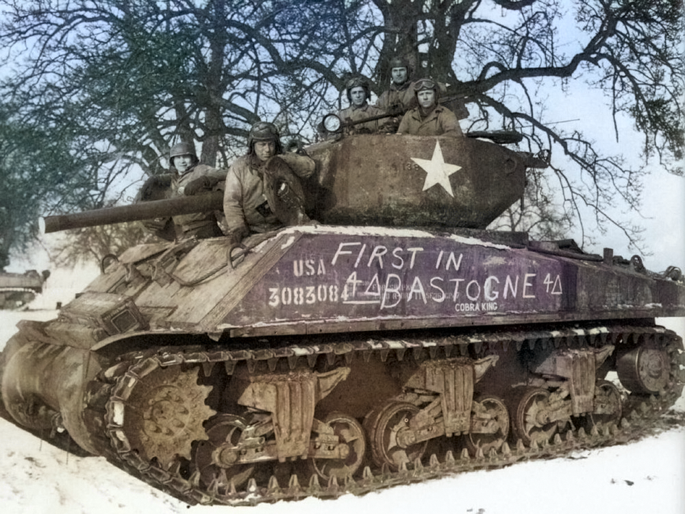 L'équipage du «Cobra King» pose pour une photo de célébration dans les environs de Bastogne, en Belgique, en décembre 1944.