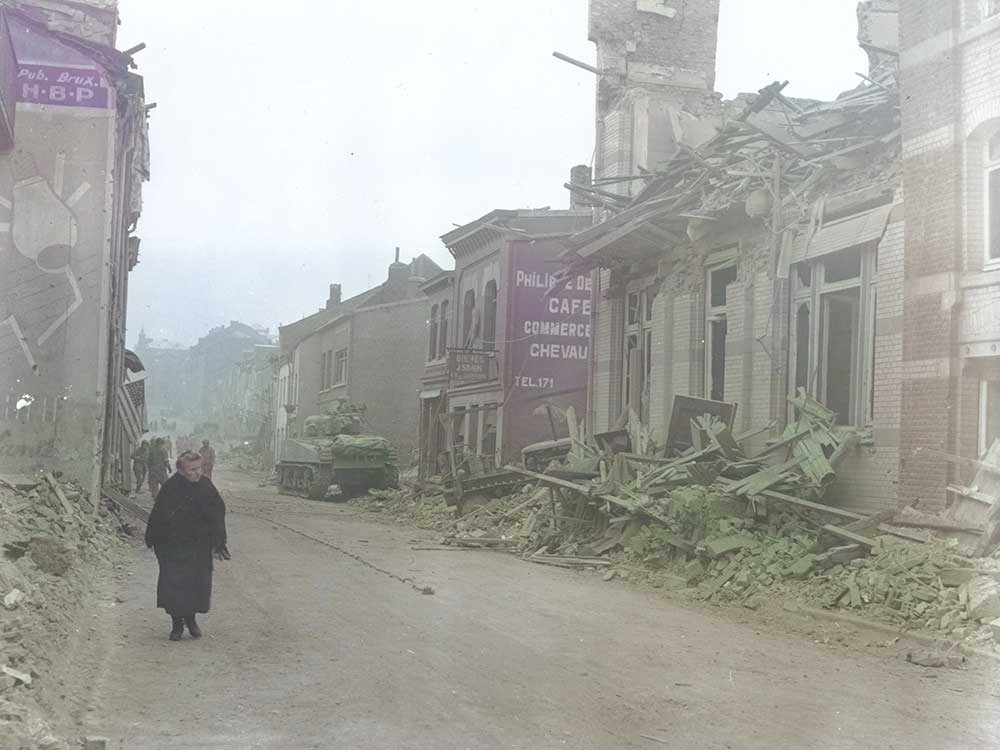 Rue de Bastogne en ruines après les bombardements de Noël 1944, le 26 décembre 1944.