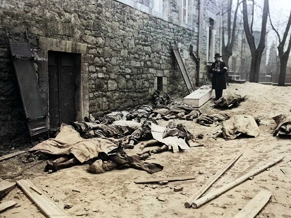 Les corps d'hommes, de femmes et d'enfants belges, tués par l'armée allemande lors de leur contre-offensive au Luxembourg et en Belgique, attendent leur identification avant l'inhumation, le 15 décembre 1944.