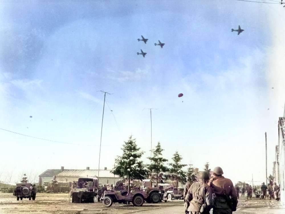 Les troupes de la 101ème division aéroportée surveillent les ravitaillements de C-47 à Bastogne, le 26 décembre 1944.