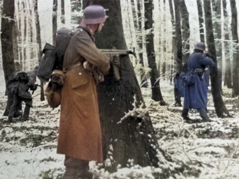 Soldats allemands lors de l'offensive de la Wehrmacht allemande dans une forêt au Luxembourg, le 22 décembre 1944.