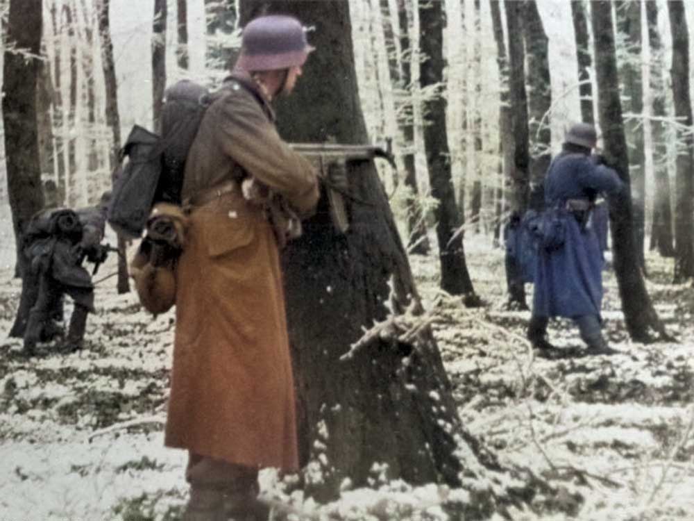 Soldats allemands lors de l'offensive de la Wehrmacht allemande dans une forêt au Luxembourg, le 22 décembre 1944.