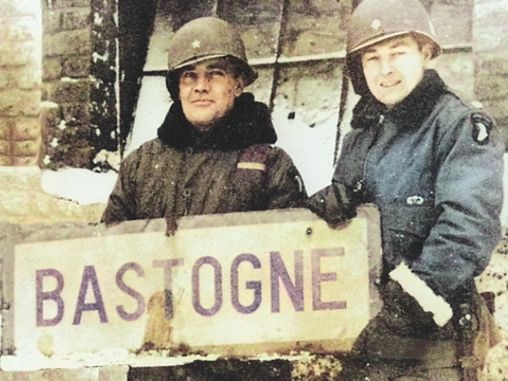Le brigadier général Anthony McAuliffe et le lieutenant-colonel Harry Kinnard II à Bastogne, en Belgique, fin décembre 1944.
