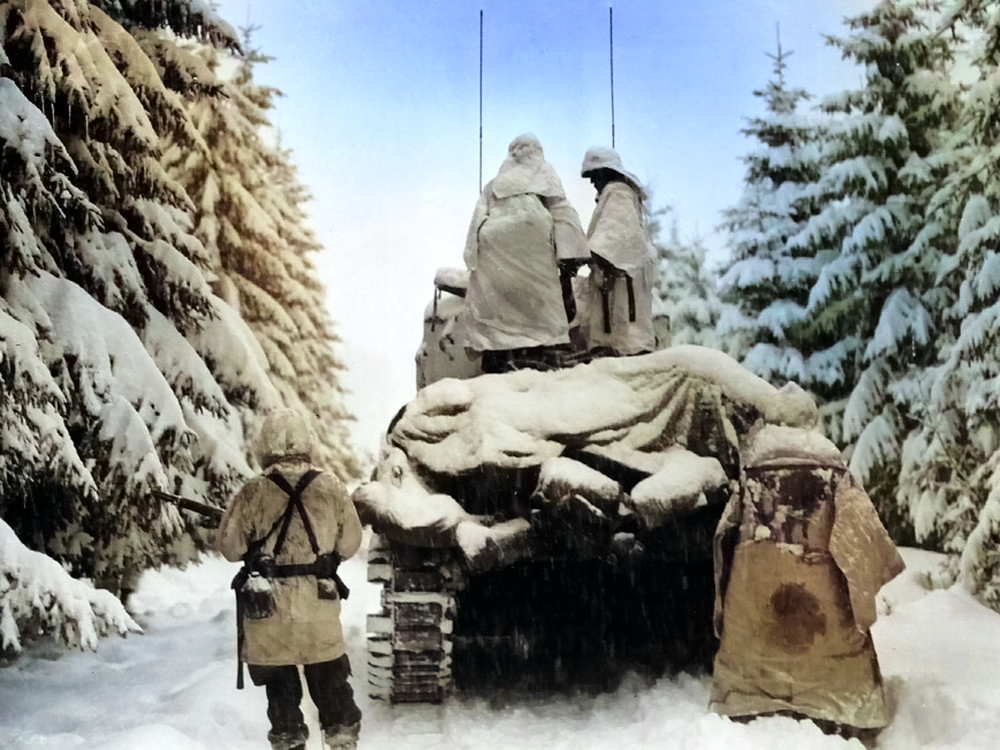 Chars et fantassins de la 82ème division aéroportée progressent dans la neige vers leur objectif près de Herresbach, Belgique le 28 janvier 1945.