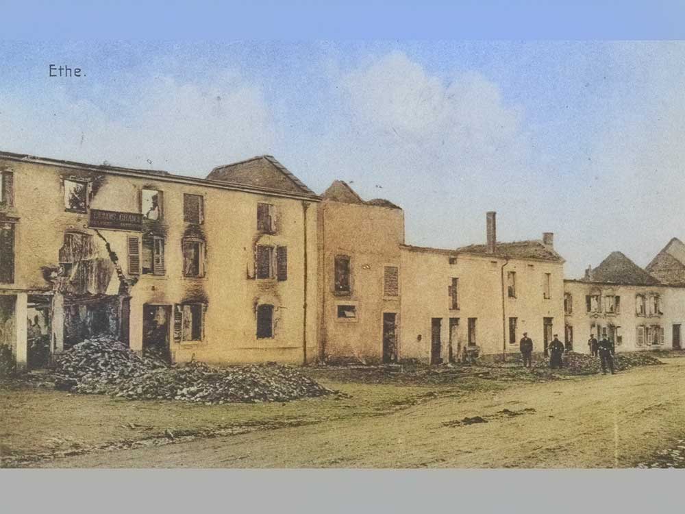 Die zerstörte Gemeinde Ethe nach der Schlacht an den Grenzen im August 1914.