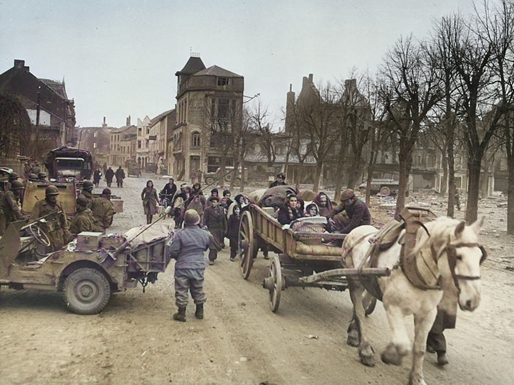 Des réfugiés évacuent la ville de Bastogne - 1944