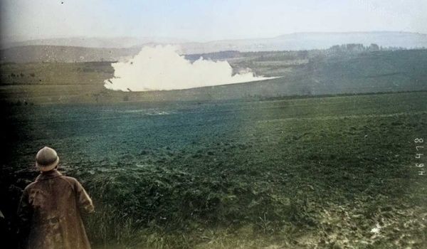 Mine explosant en avant des positions françaises pendant la Première Guerre mondiale