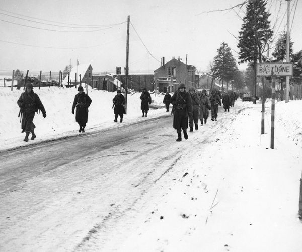 Les soldats de la 101è Division Airborne convoient des prisonniers allemands - Bastogne, 29 décembre 1944. Source / Crédit : U.S. National Archives and Records Administration - Wikipedia CC