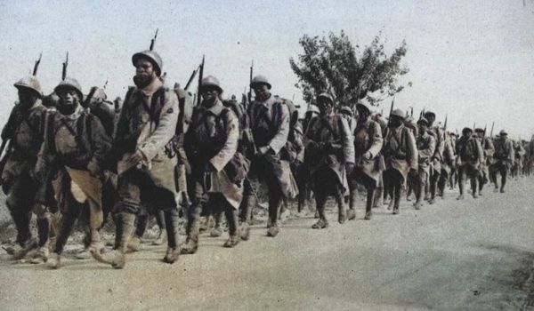 Tirailleurs sénégalais en marche vers Verdun en 1916.