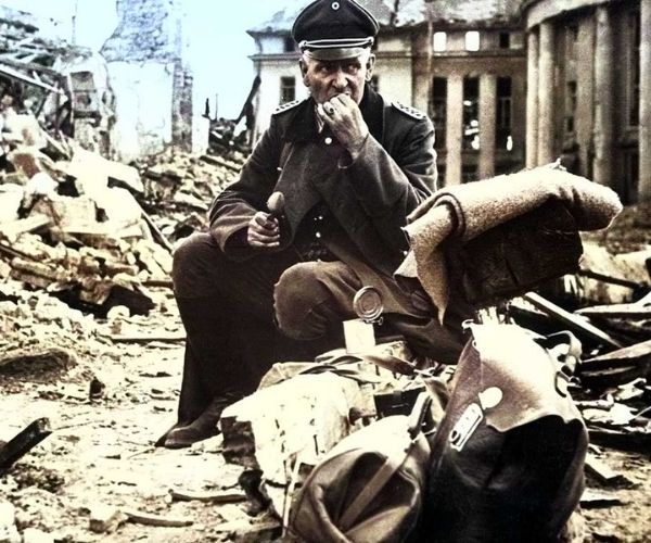Un officier allemand dans les ruines de Sarrebruck, capitale de la Sarre, en Allemagne, en 1945.