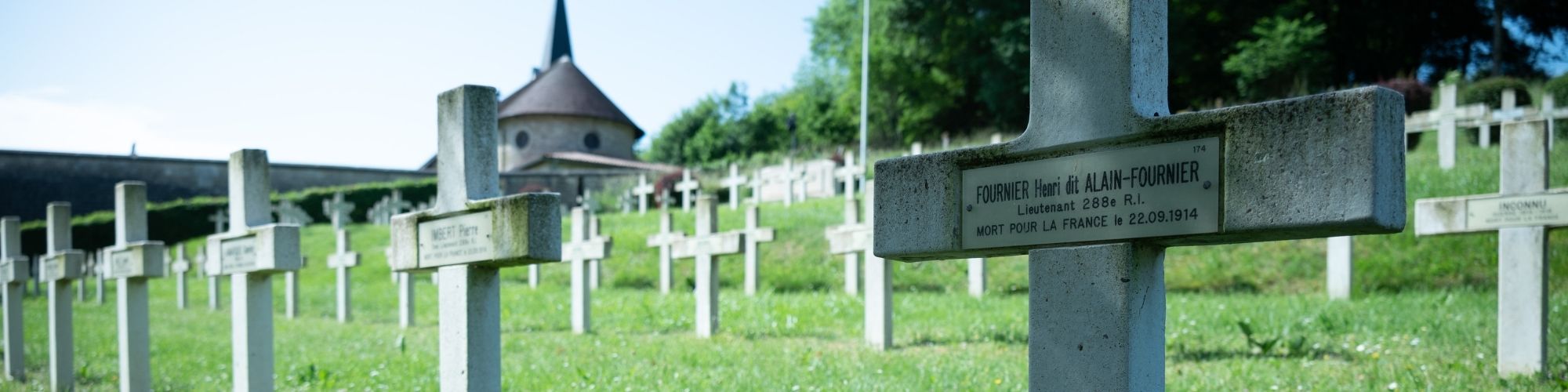 Photo du cimetière dans lequel est enterré Alain Fournier.