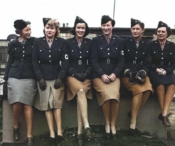 Sur cette photo de 1943, six femmes correspondants de guerre couvrant l