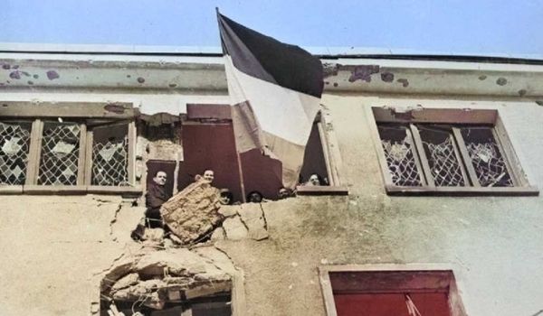 Des civils de Wiltz au Luxembourg regardent à la fenêtre de l