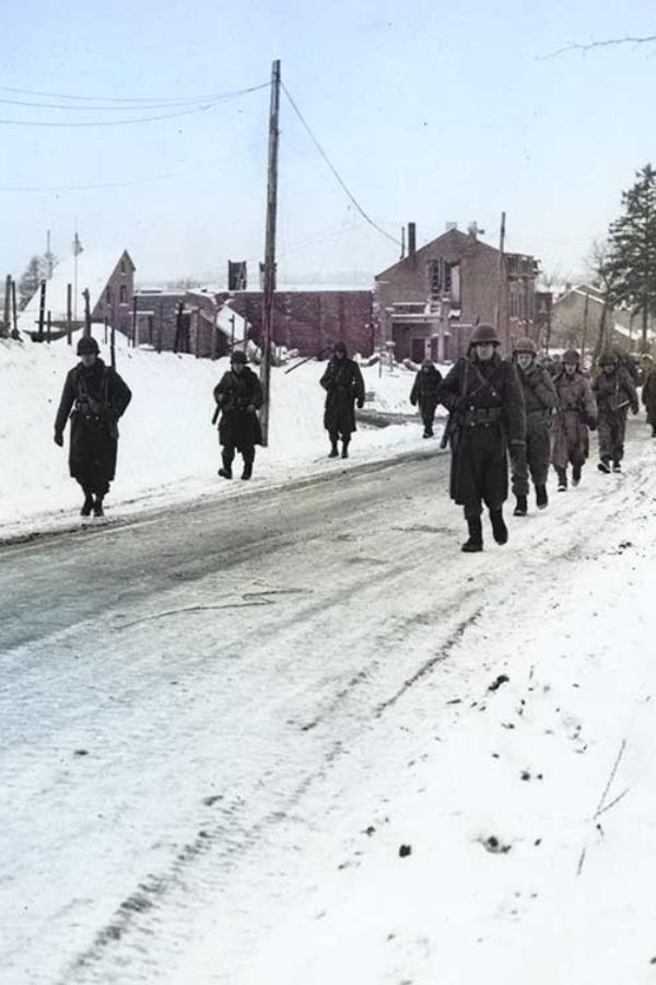 Les soldats de la 101è Division Airborne convoient des prisonniers allemands - Bastogne, 29 décembre 1944.