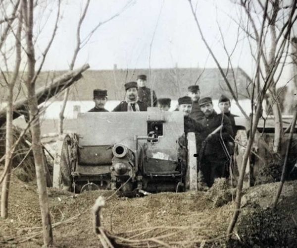 Un canon de campagne belge et la troupe en position en 1914.
