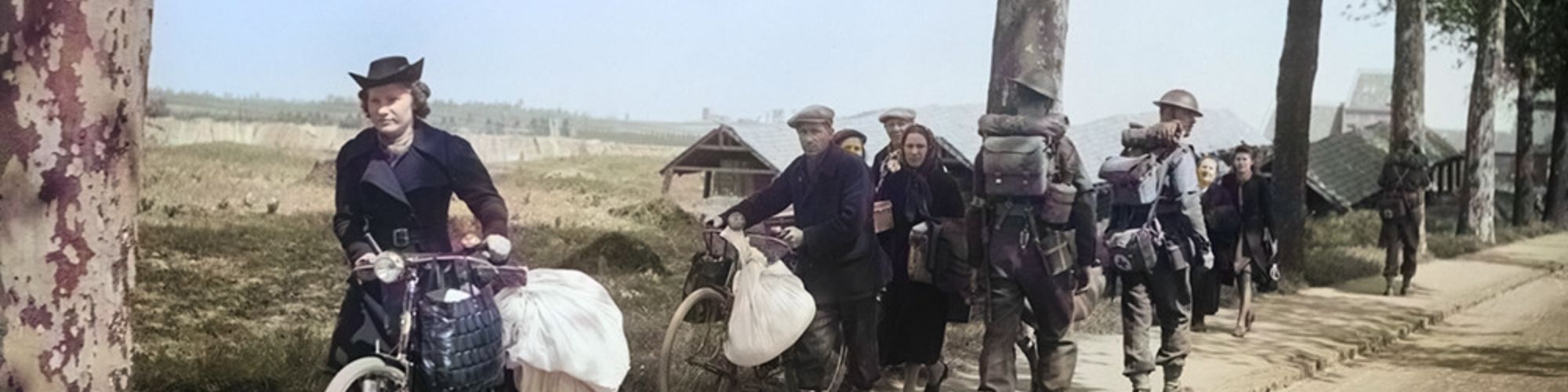 Des civils réfugiés et des soldats britanniques sur la route Bruxelles-Louvain, le 12 mai 1940.