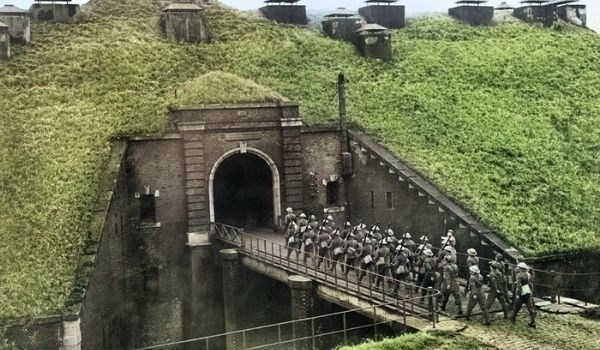 Les troupes britanniques de la 51e Division des Highlands défilent sur un pont-levis menant à Fort de Sainghain sur la ligne Maginot, le 3 novembre 1939.