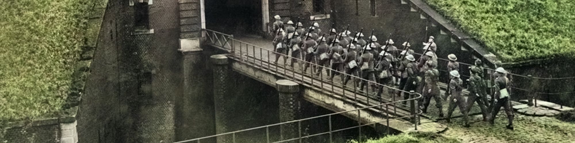 Les troupes britanniques de la 51e Division des Highlands défilent sur un pont-levis menant à Fort de Sainghain sur la ligne Maginot, le 3 novembre 1939.