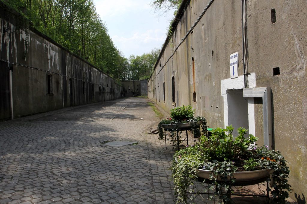 L'allée du fort de Lantin.