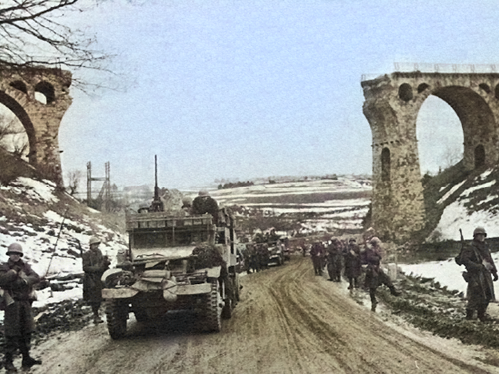 Les soldats du 1er Bataillon du 26è Régiment d'Infanterie US près du viaduc de Bütgenbach - Fin 1944. 