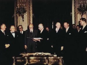 Signature le 18 avril 1951 du traité instituant la CECA (Communauté Européenne du Charbon et de l'Acier) dans le Salon de l'Horloge (Quai d'Orsay) où Robert Schuman, Ministre français des Affaires étrangères, tient le traité.