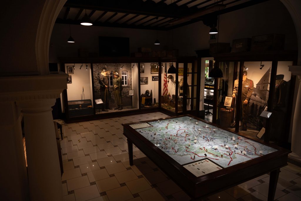 Kanon bij de ingang van het 101st Airborne Museum in Bastogne.