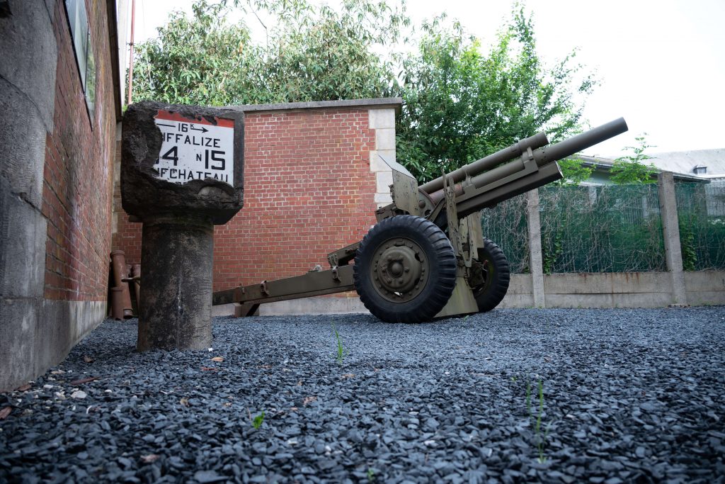 Kanon bij de ingang van het 101st Airborne Museum in Bastogne.