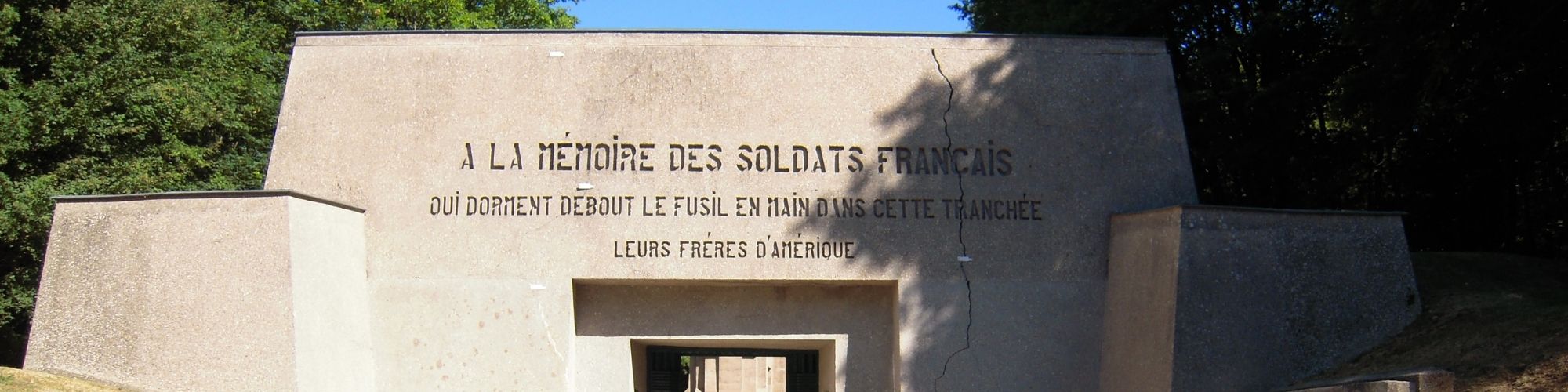 Écriteau "À la mémoire des soldats français".