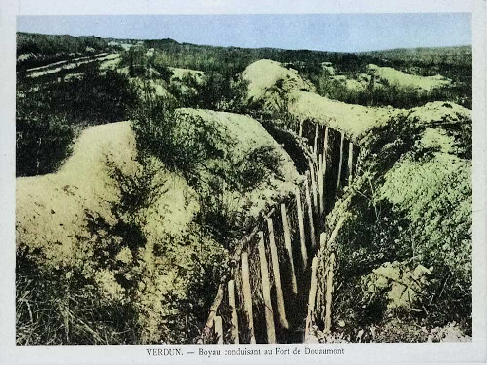 Un boyau conduisant au Fort de Douaumont (Verdun).