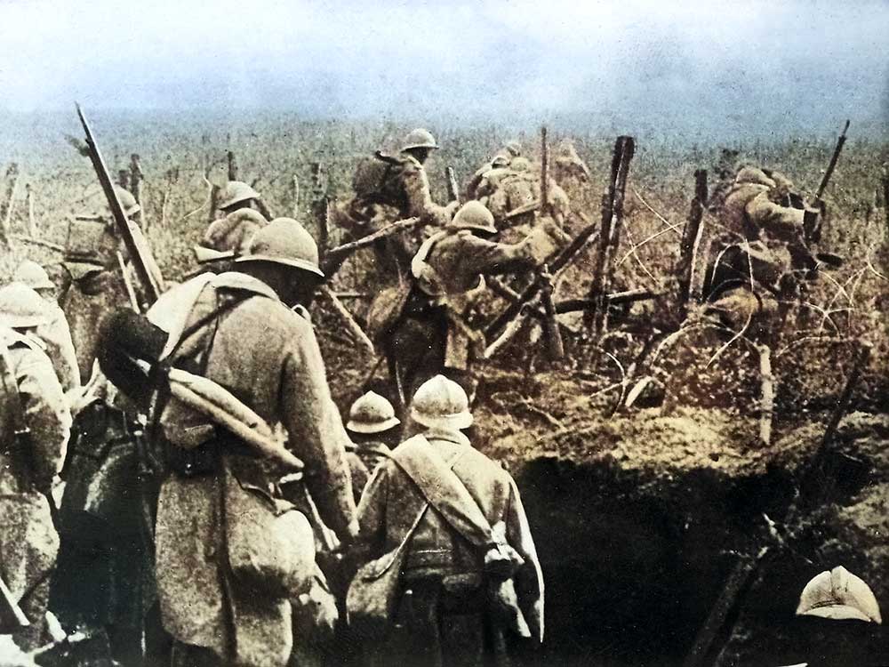 Franse soldaten ten aanval komen uit de loopgraven tijdens de Slag om Verdun in 1916.

