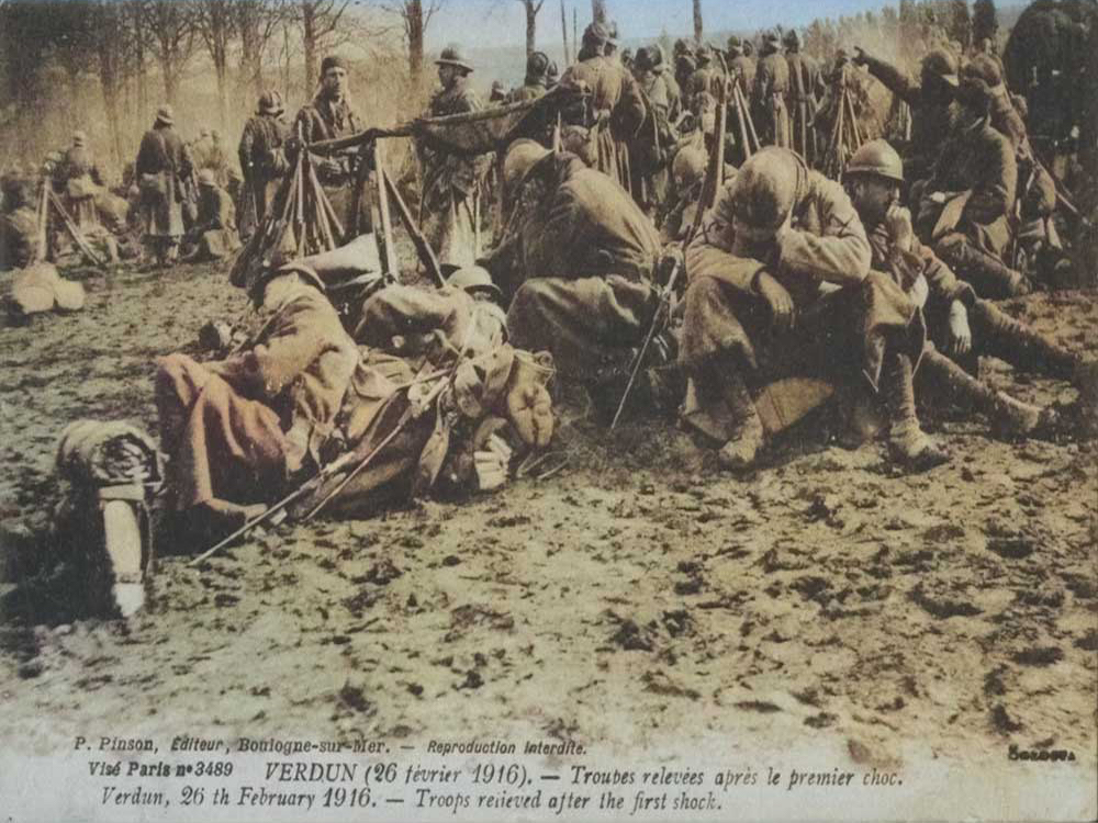 Des troupes relevées après le premier choc à Verdun le 26 février 1916.