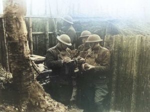 Soldats US écrivant des messages dans les tranchées de France. 1918. 