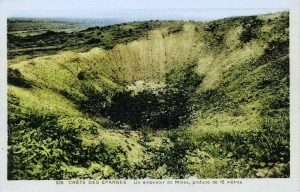 Un entonnoir de mines sur la Crète des Eparges. Un entonnoir de mines. 