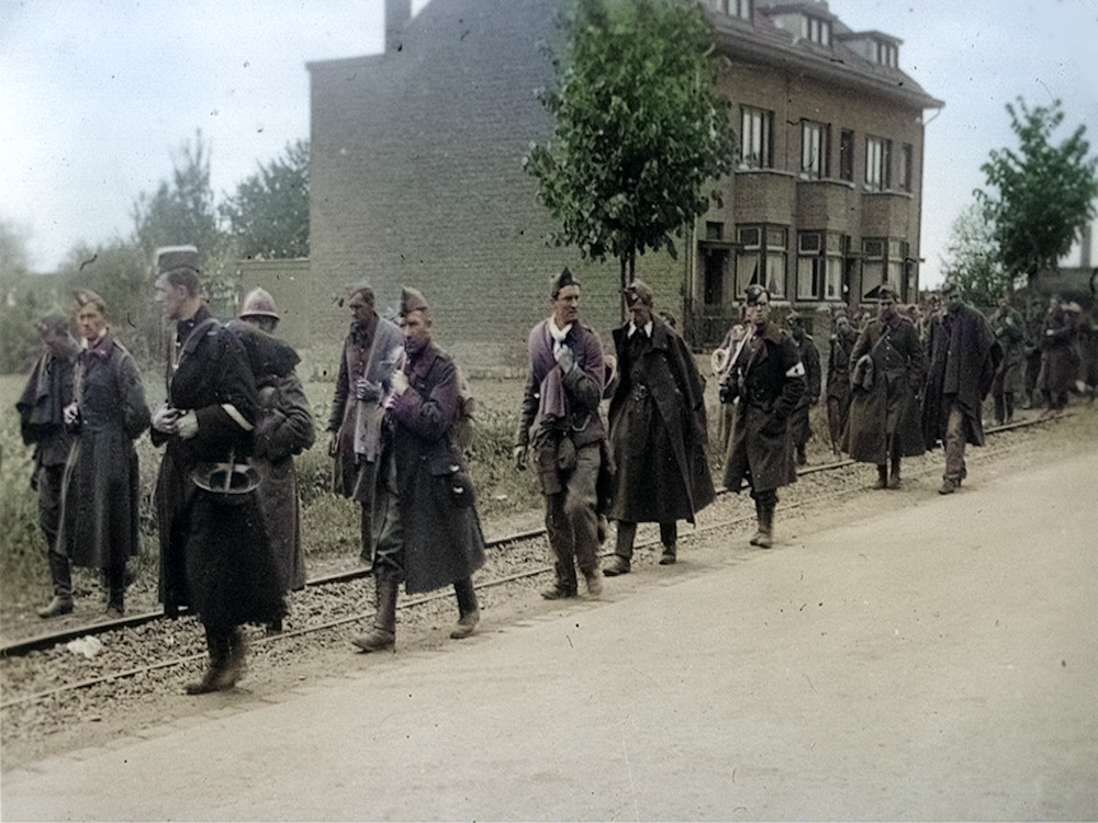 Soldats belges sous garde allemande après la chute du fort Eben-Emael le 11 mai 1940.