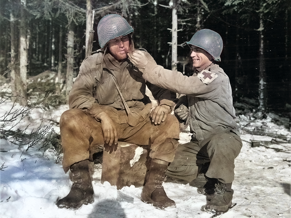 Een sergeant van het US leger sluit zich, uitgeput,  aan bij de achterkant van het front.