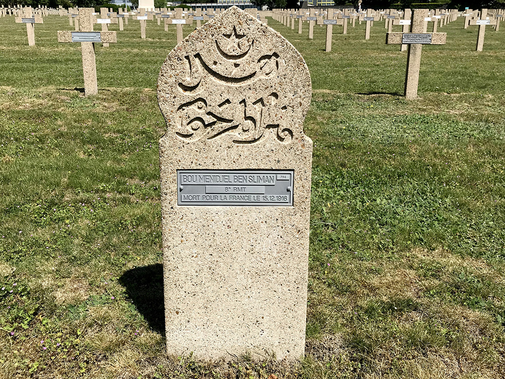 Islamgrafzuil op het Franse militaire kerkhof van Verdun-Bevaux.