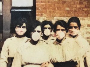 Vrouwen met chirurgisch masker tijdens de Spaanse griep in Brisbane in Australië – 1919.
