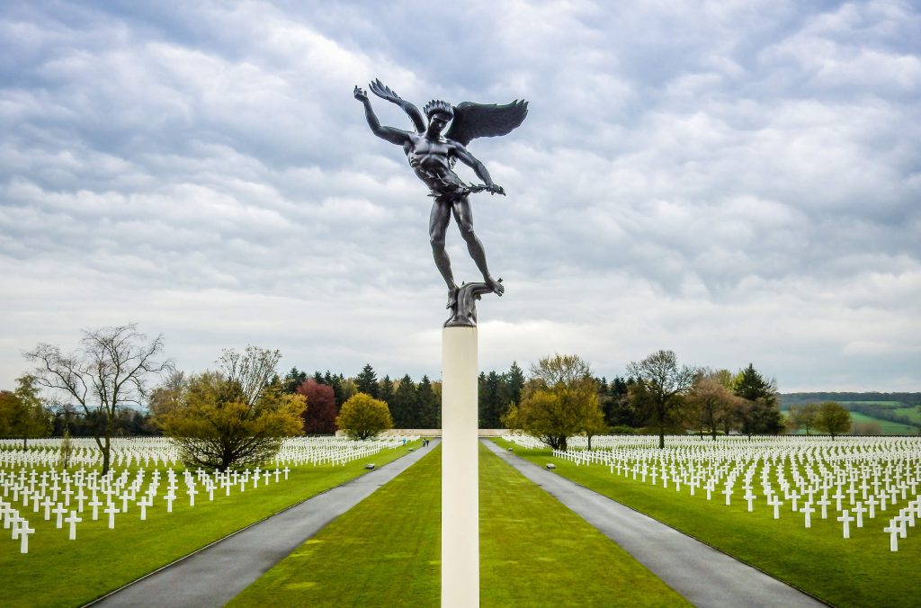 Standbeeld op de begraafplaats Henri-Chapelle.