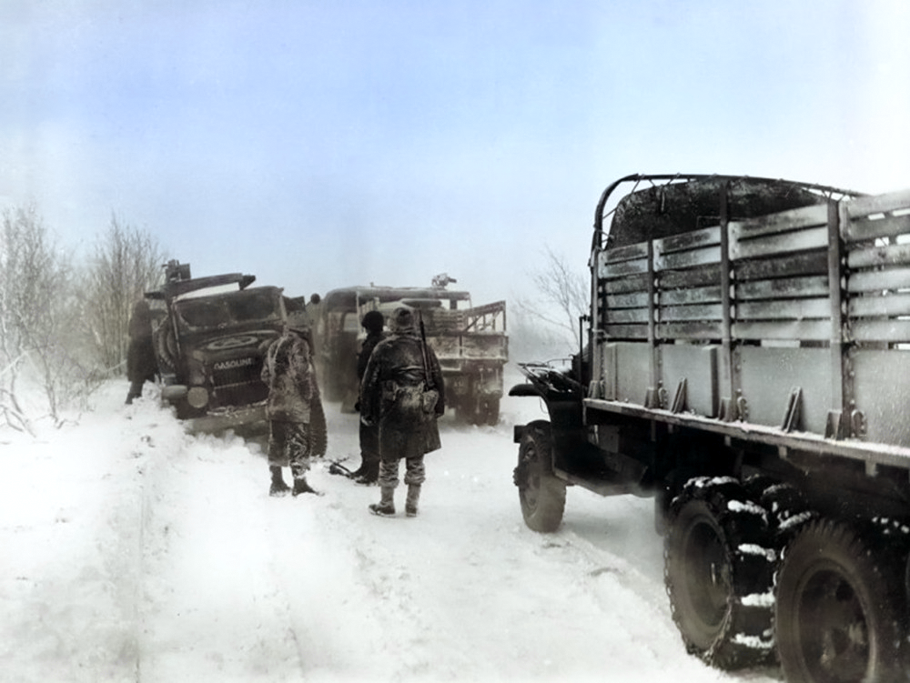 Fahrzeuge der US-Armee nach dem Sturm vom 22. Dezember 1944.