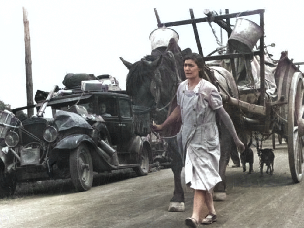 Les réfugiés avec leurs biens empilés dans les voitures à Gien (FR) - 19 juin 1940. 