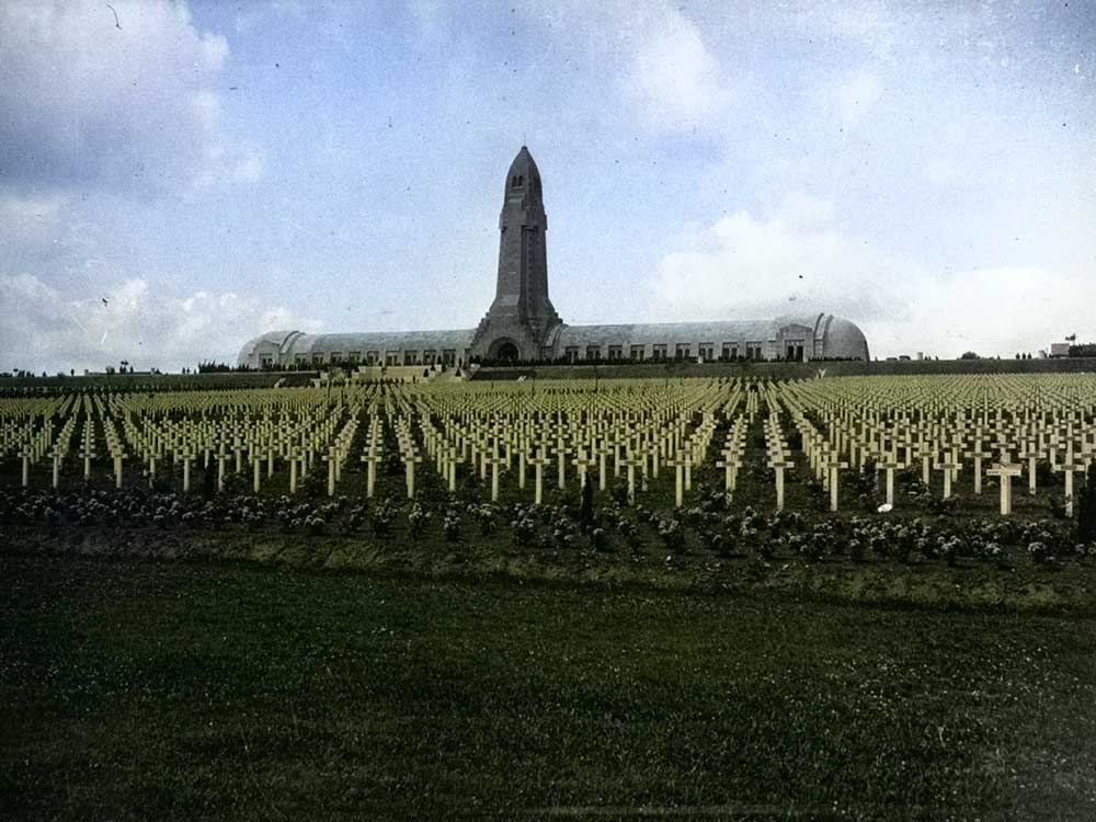 Aufnahme des Beinhauses und des Friedhofs von Douaumont bei der Einweihung des Beinhauses im Jahr 1932.
