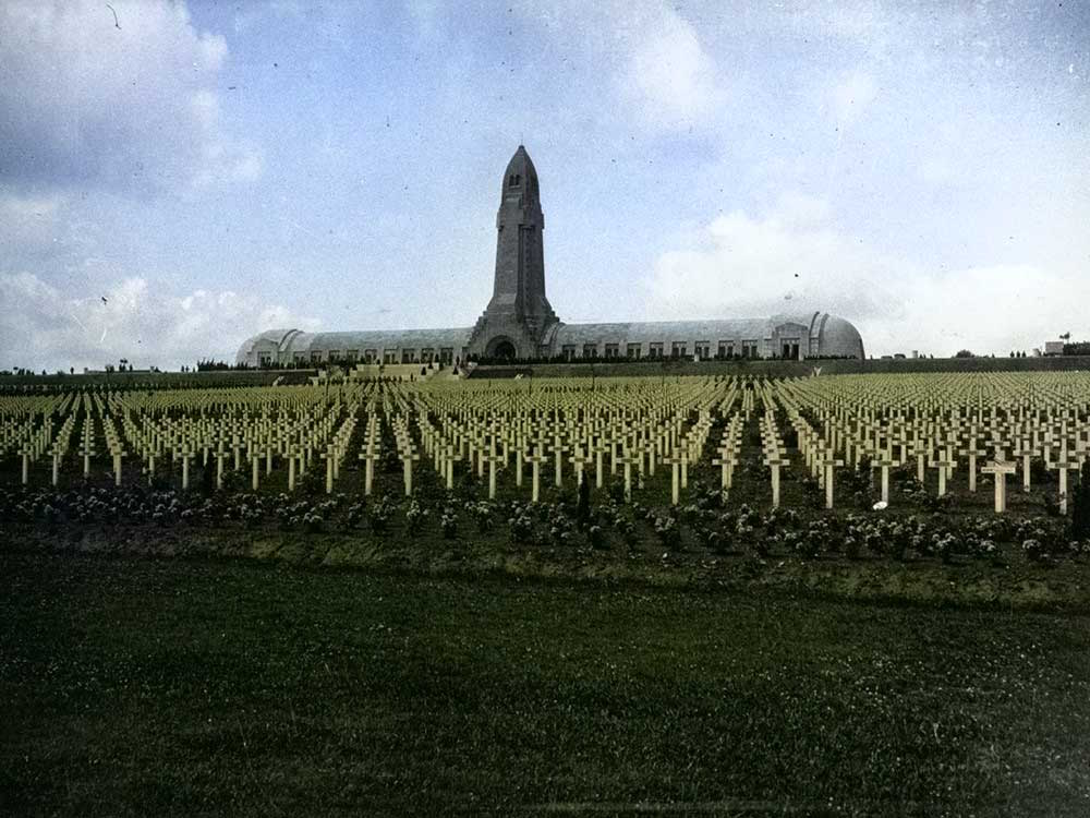 Zicht op het ossuarium en het kerkhof van Douaumont tijdens de inhuldiging van het ossuarium in 1932.