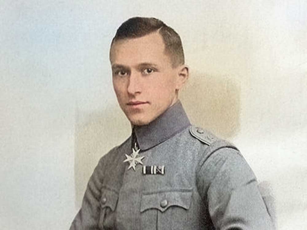 Ernst Jünger in uniform versierd met militaire eretekens en onderscheidingen van de Eerste Wereldoorlog.

