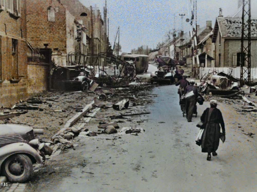 Französische Rückzugsstraße, übersät mit von der fliehenden Armee weggeworfenen Ausrüstungsgegenständen, gekennzeichnet durch Trümmer.