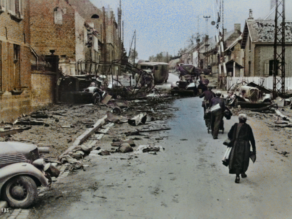 Route de la retraite française, parsemée de matériel jeté par l'armée en fuite, marquée par les ruines.