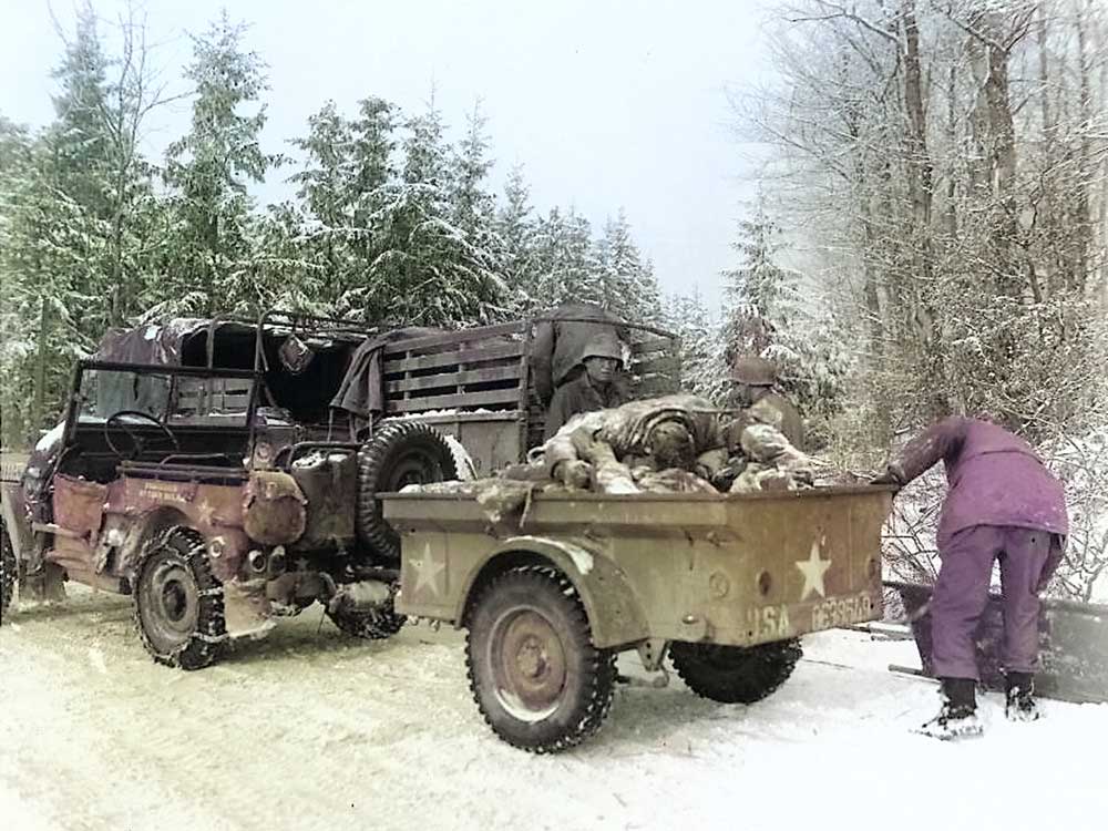 Amerikanische Soldaten sammeln die Leichen deutscher und amerikanischer Soldaten ein, um sie an einem Ort namens "Massnegraaf" vorübergehend zu bestatten.