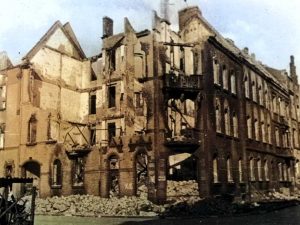 Sarrebruck bombardée en mars 1945. 