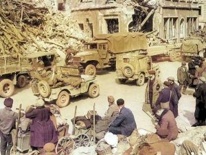 Les soldats US dans Sarrebruck dévastée en 1945. 