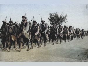 Senegalese tirailleurs marcheren naar Verdun in juli 1916.
