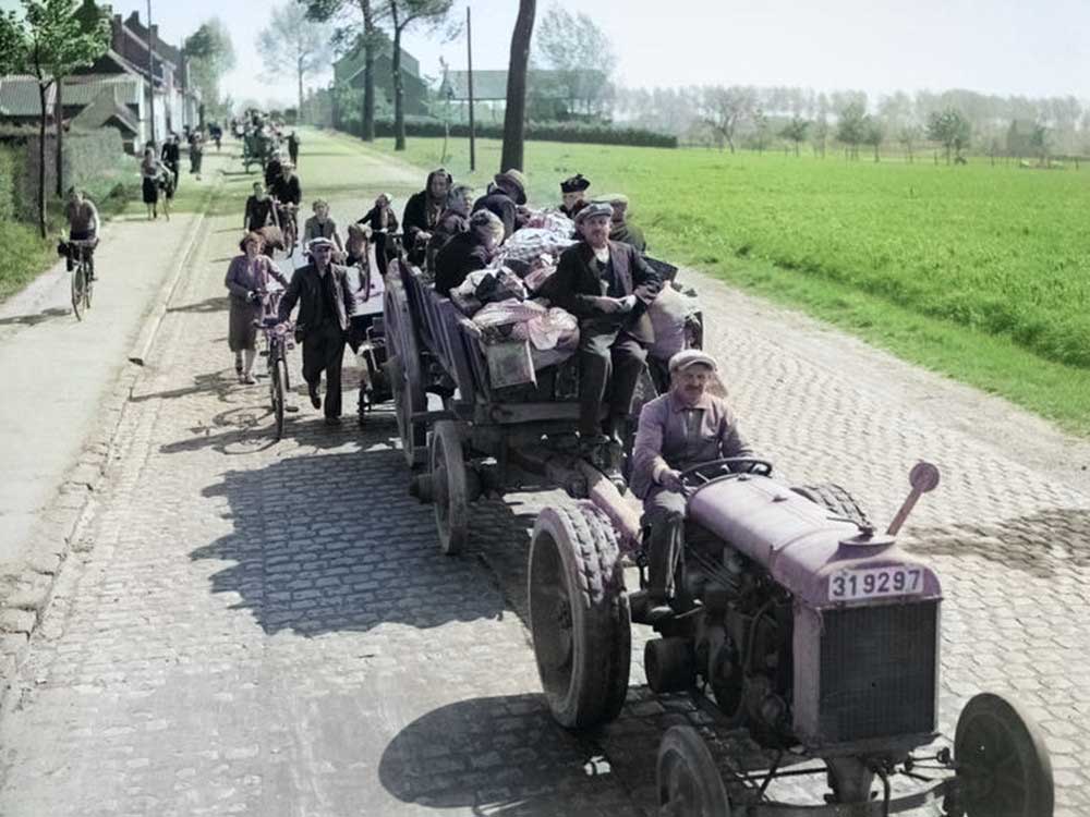 Belgische vluchtelingen verlaten de stad Edingen – Henegouwen, 1940.